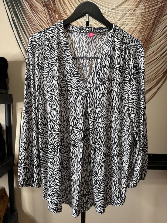 Vince Camuto Tops - Vince Camuto women’s dress blouse, black and white V-neck XXL EUC 2316
